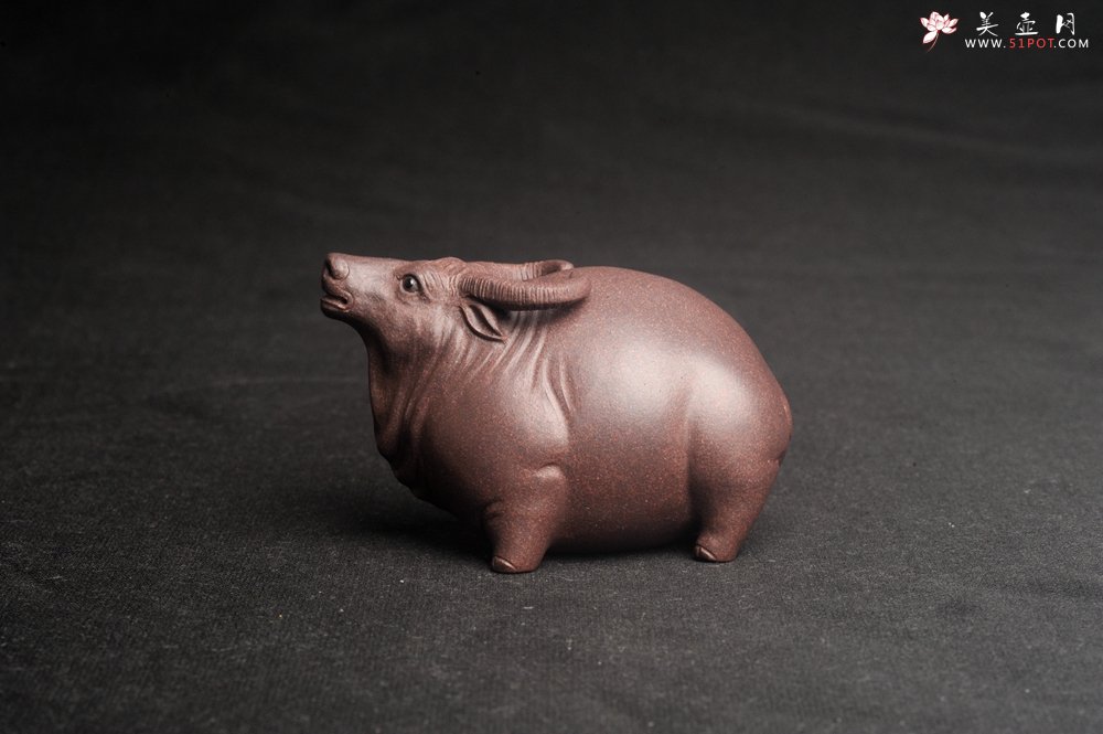 紫砂壶图片：美宠特惠 实力派工艺员姚老师  预计明年升助工  超精品老青灰泥孺子牛茶宠 长8cm高5cm  肌理 - 美壶网