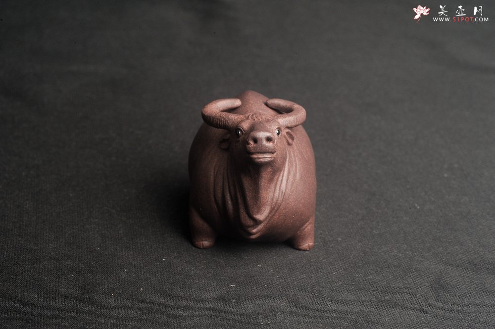 紫砂壶图片：美宠特惠 实力派工艺员姚老师  预计明年升助工  超精品老青灰泥孺子牛茶宠 长8cm高5cm  肌理 - 美壶网