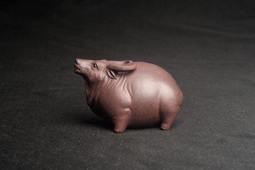 美壶定制紫砂壶 美宠特惠 实力派工艺员姚老师  预计明年升助工  超精品老青灰泥孺子牛茶宠 长8cm高5cm  肌理 青灰泥