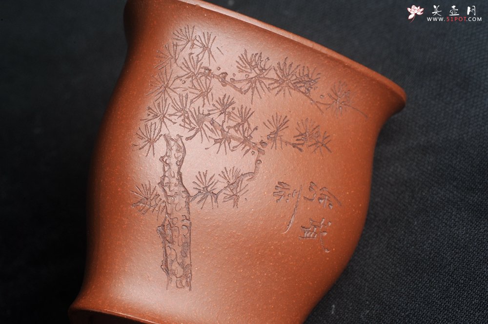 紫砂壶图片：美杯特惠 精致降坡泥三角主人杯 茶杯 梅香竹影青松 特文气 - 美壶网