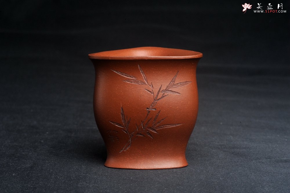 紫砂壶图片：美杯特惠 精致降坡泥三角主人杯 茶杯 梅香竹影青松 特文气 - 美壶网