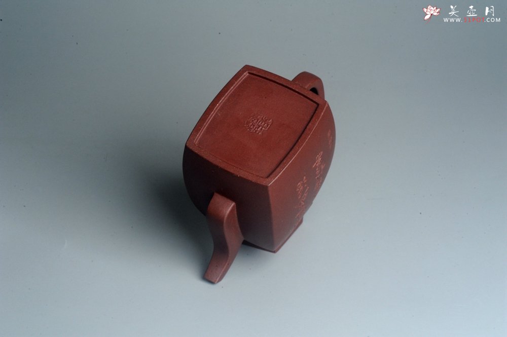 紫砂壶图片：全手工精致汉方壶 装饰山水 特文气 - 美壶网