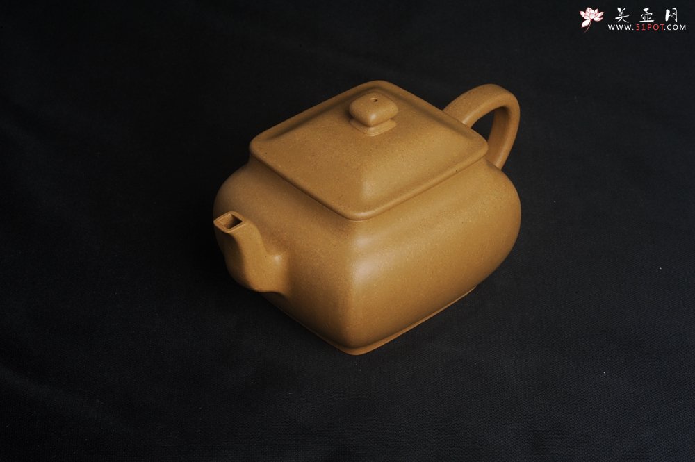 紫砂壶图片：实力派张海艳 全手工黄金段泥四方纳福壶 泥料做工俱佳 期待与亲结缘 - 美壶网