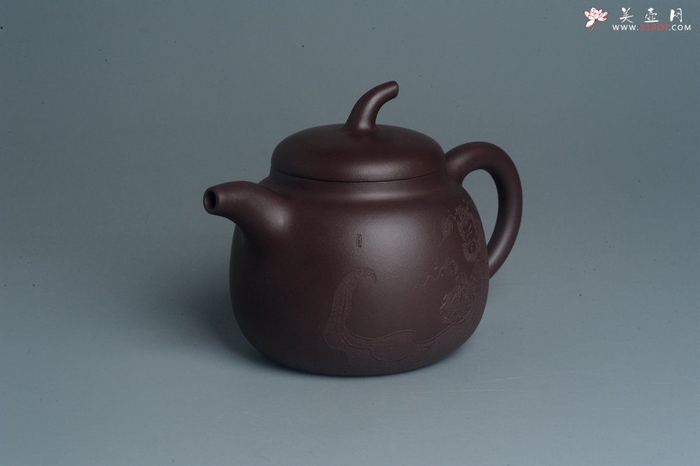 紫砂壶图片：特油润底曹青全手工一捺底景舟茄段 装饰人物特文气 - 美壶网