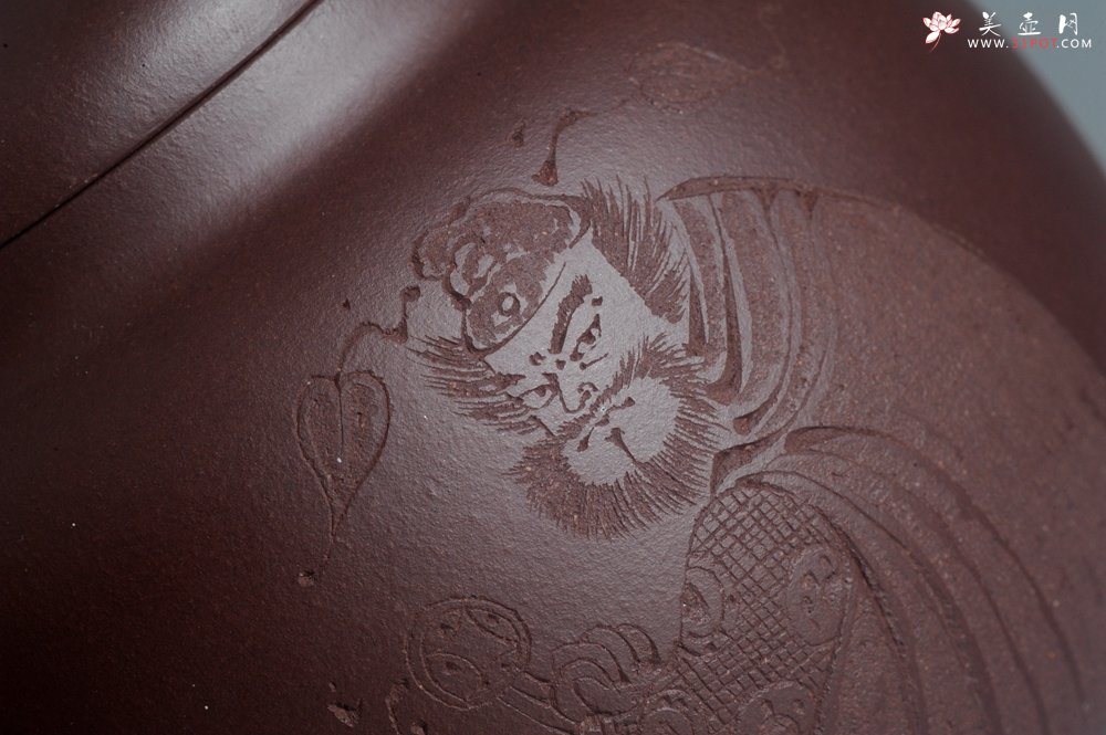 紫砂壶图片：特油润底曹青全手工一捺底景舟茄段 装饰人物特文气 - 美壶网