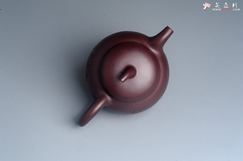 紫砂壶图片：特油润底曹青全手工一捺底景舟茄段 装饰人物特文气 - 美壶网