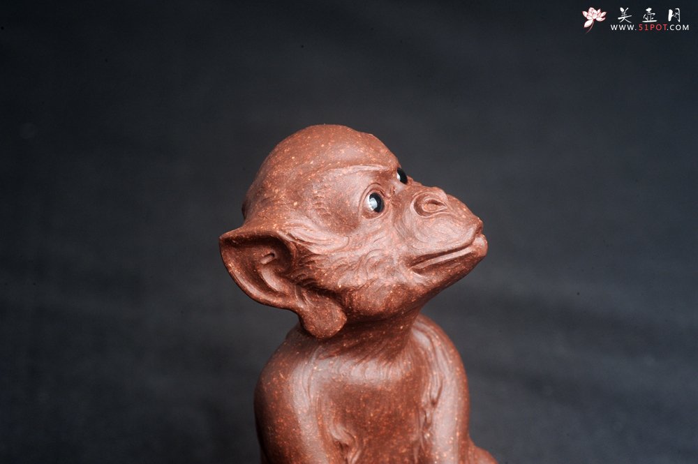 紫砂壶图片：美宠特惠 实力派工艺员姚老师 预计明年升助工 超精品老紫泥紫砂美猴灵猴茶宠 高11cm  肌理丰富生 - 美壶网