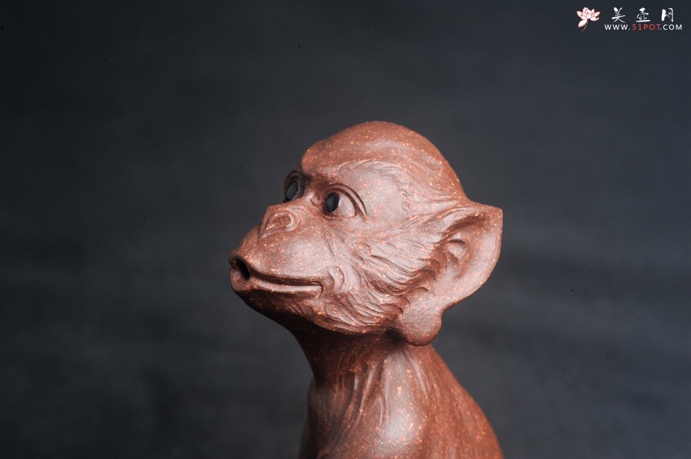 紫砂壶图片：美宠特惠 实力派工艺员姚老师 预计明年升助工 超精品老紫泥紫砂美猴灵猴茶宠 高11cm  肌理丰富生 - 美壶网