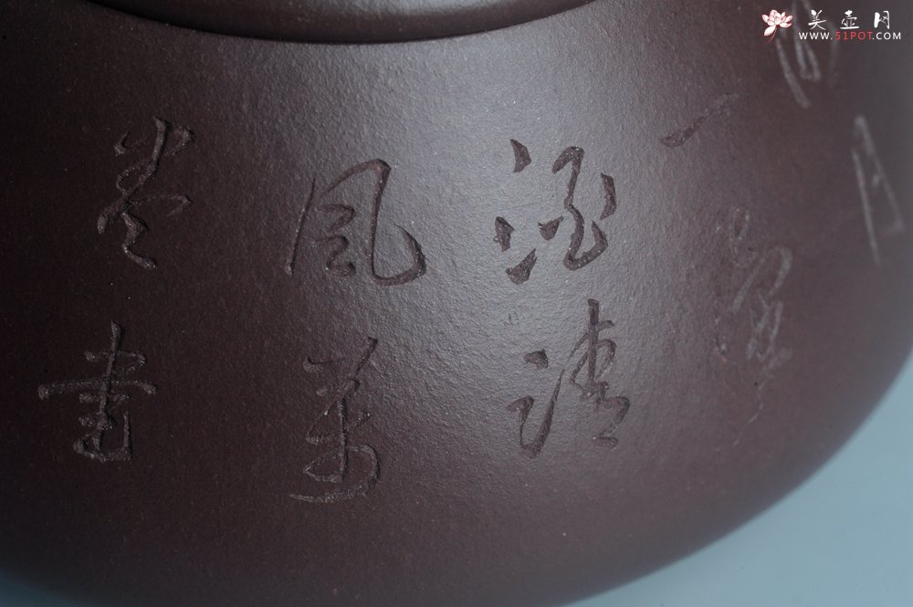 紫砂壶图片：实力派工艺师周斌 优质底槽青全手工精工 满瓢壶 张听钢装饰人物 明月一壶酒 清风万卷书 - 美壶网