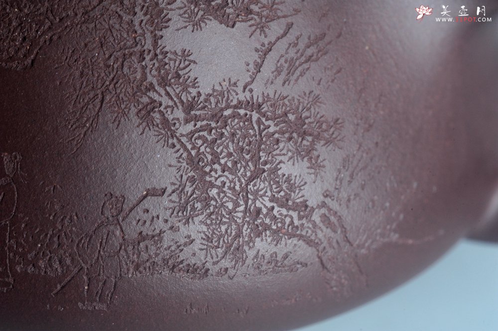 紫砂壶图片：实力派工艺师周斌 优质底槽青全手工精工 满瓢壶 张听钢装饰山水  知足是人生一乐 无为得天地自然 - 美壶网