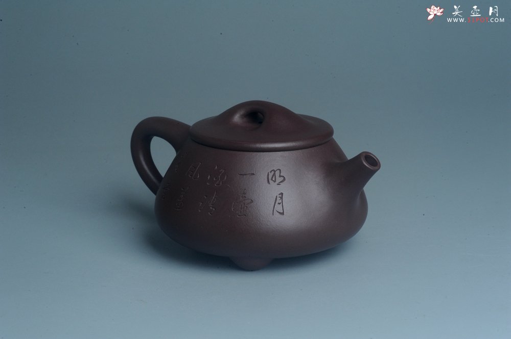 紫砂壶图片：实力派工艺师周斌 优质底槽青全手工精工 满瓢壶 张听钢装饰人物 明月一壶酒 清风万卷书 - 美壶网