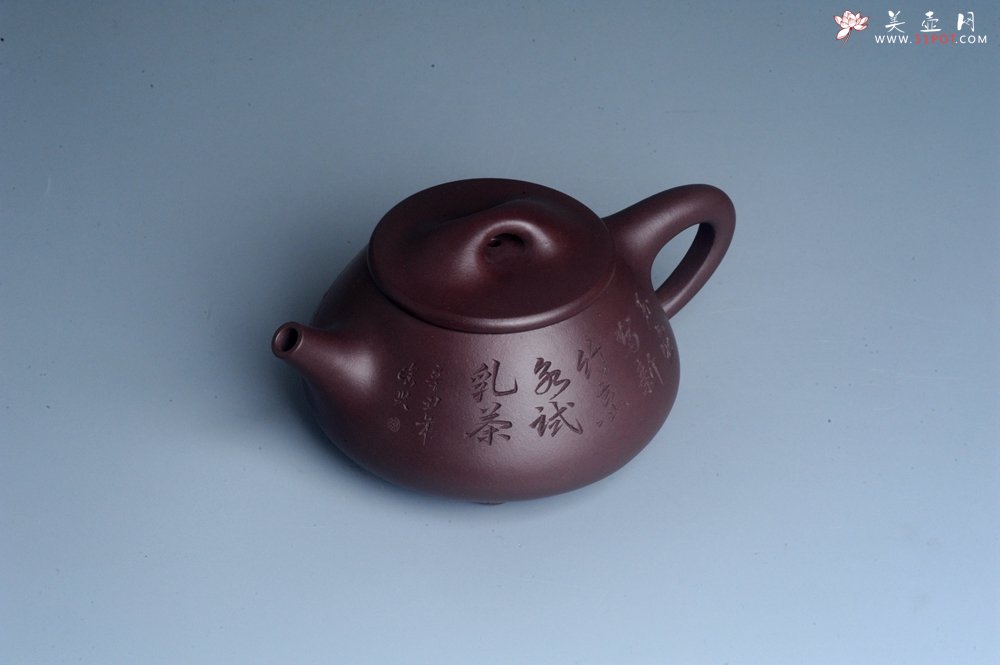 紫砂壶图片：实力派工艺师周斌 优质底槽青全手工精工满瓢壶 陶兴双刀装饰 特文气 玉壶写新竹 烹泉试乳茶 - 美壶网