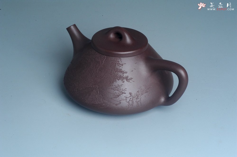 紫砂壶图片：实力派助工周斌 优质底槽青全手工精工 子冶石瓢壶 张听钢精刻山水 青山似欲留人住  香茗何妨为客尝 - 美壶网