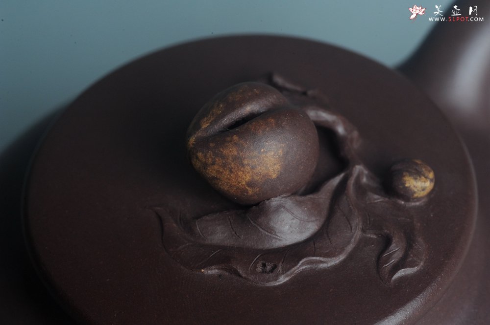 紫砂壶图片：实力派助工周斌 优质底槽清全手工精工 原创寿桃壶  陶兴双刀装饰 特文气 但愿人长久千里共婵娟 - 美壶网