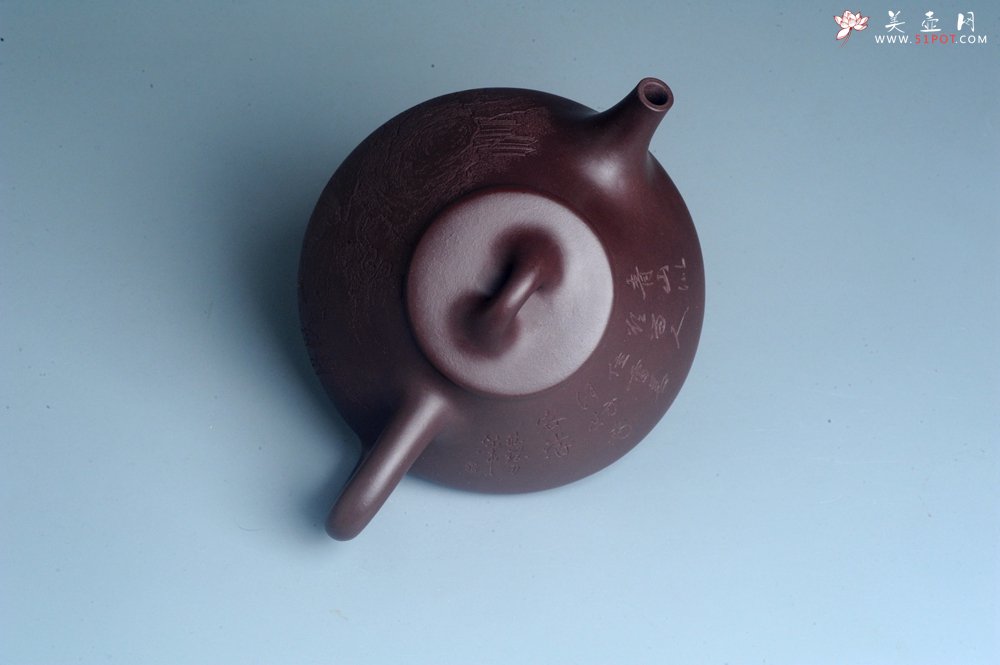 紫砂壶图片：实力派助工周斌 优质底槽青全手工精工 子冶石瓢壶 张听钢精刻山水 青山似欲留人住  香茗何妨为客尝 - 美壶网