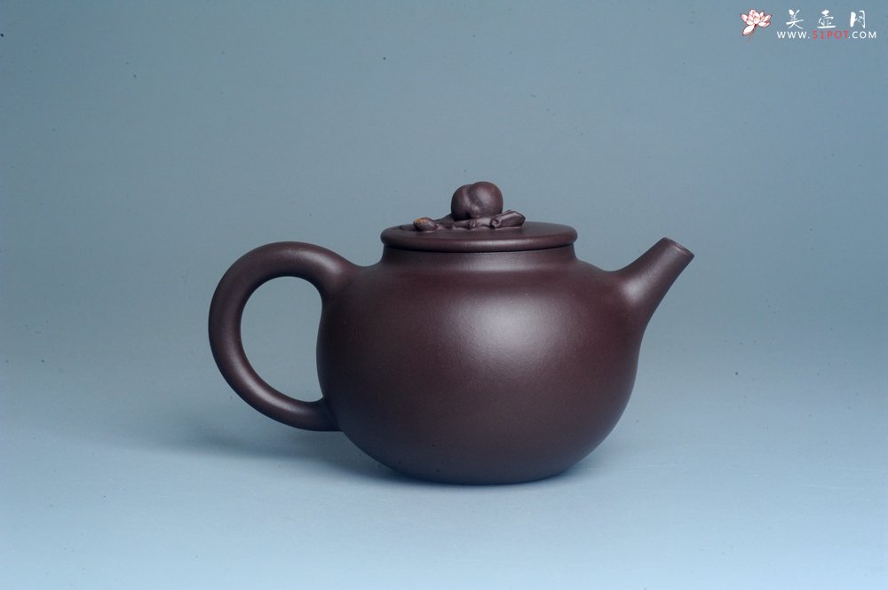 紫砂壶图片：实力派工艺师周斌 优质底槽清全手工精工 原创寿桃壶 陶兴双刀装饰 福如东海长流水 寿比南山不老松 特 - 美壶网