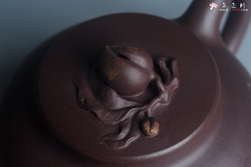 紫砂壶图片：实力派助工周斌 优质底槽清全手工精工 原创寿桃壶  陶兴双刀装饰 特文气 但愿人长久千里共婵娟 - 美壶网