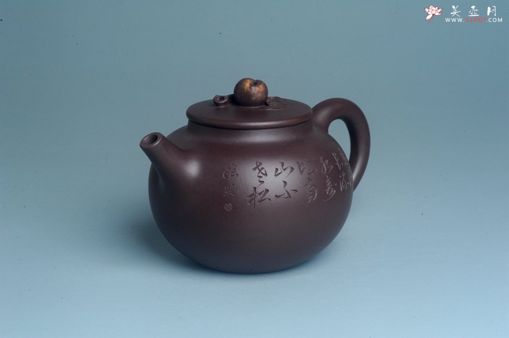 紫砂壶图片：实力派工艺师周斌 优质底槽清全手工精工 原创寿桃壶 陶兴双刀装饰 福如东海长流水 寿比南山不老松 特 - 美壶网