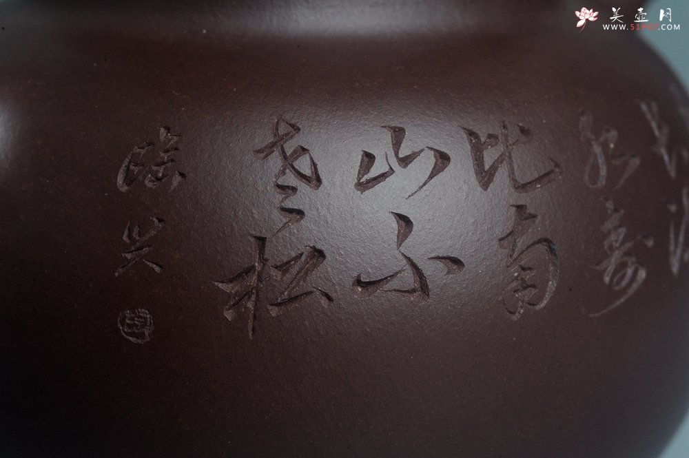 紫砂壶图片：实力派工艺师周斌 优质底槽清全手工精工 原创寿桃壶 陶兴双刀装饰 福如东海长流水 寿比南山不老松 特 - 美壶网