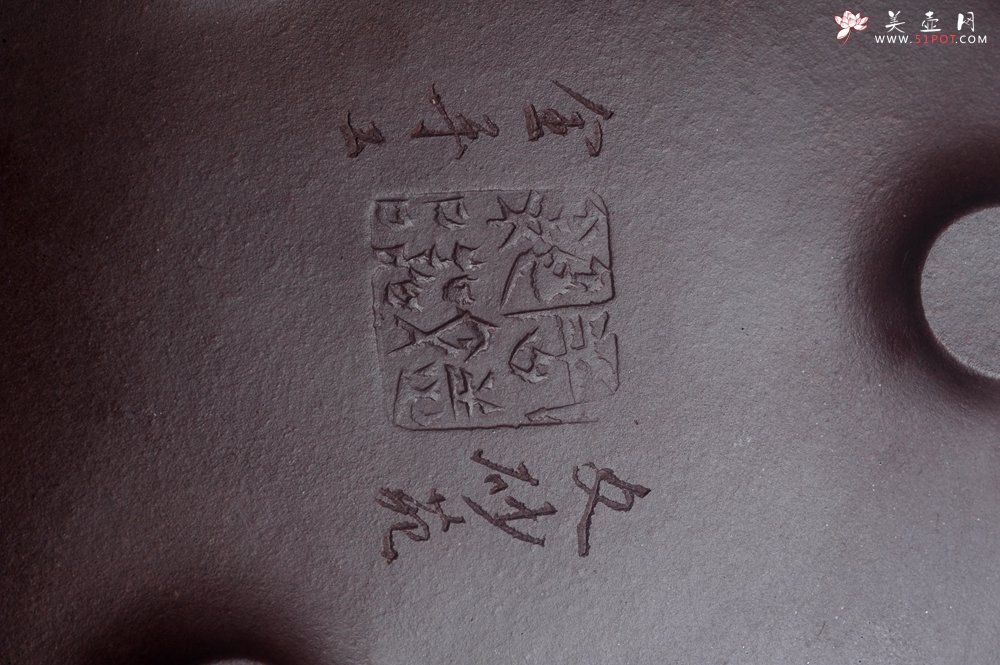 紫砂壶图片：实力派助工周斌 优质底槽青全手工精工 子冶石瓢壶 张听钢精刻山水 青山似欲留人住  香茗何妨为客尝 - 美壶网