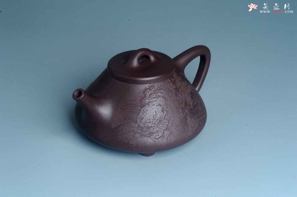 紫砂壶图片：实力派助工周斌 优质底槽青全手工精工 子冶石瓢壶 张听钢精刻山水 青山似欲留人住  香茗何妨为客尝 - 美壶网