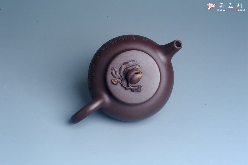 紫砂壶图片：实力派工艺师周斌 优质底槽清全手工精工 原创寿桃壶 陶兴双刀装饰 福如东海长流水 寿比南山不老松 特 - 美壶网