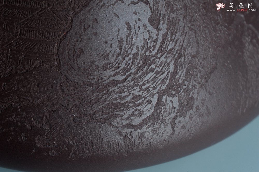 紫砂壶图片：实力派助工周斌 优质底槽青全手工精工 子冶石瓢壶 张听钢精刻山水 青山似欲留人住  香茗何妨为客尝 - 美壶网