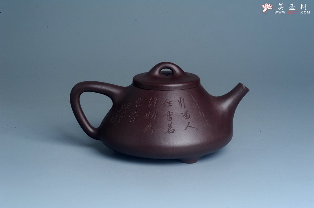 紫砂壶图片：实力派助工周斌 优质底槽青全手工精工 子冶石瓢壶 张听钢精刻山水 青山似欲留人住  香茗何妨为客尝 - 美壶网