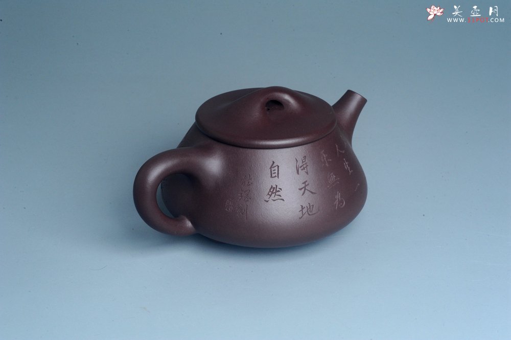 紫砂壶图片：实力派工艺师周斌 优质底槽青全手工精工 满瓢壶 张听钢装饰山水  知足是人生一乐 无为得天地自然 - 美壶网