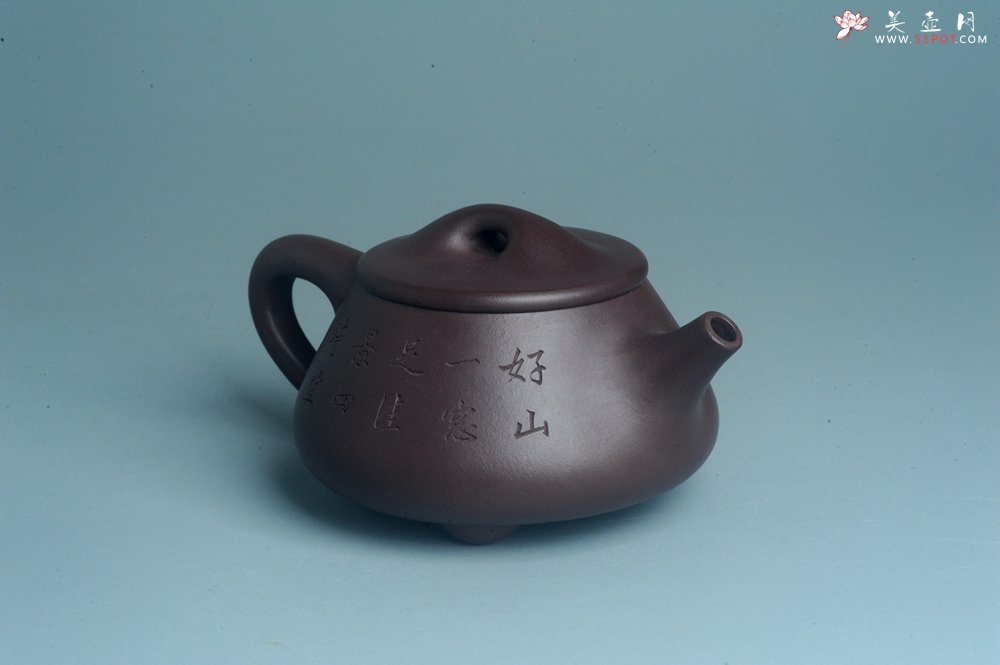 紫砂壶图片：实力派工艺师周斌 优质底槽青全手工精工 满瓢壶 张听钢装饰山水 好山一窗足 佳景四时宜 - 美壶网