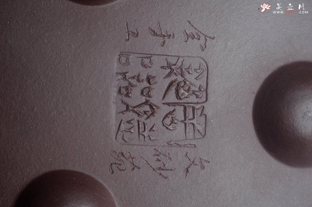 紫砂壶图片：实力派工艺师周斌 优质底槽青全手工精工 满瓢壶 张听钢装饰山水 好山一窗足 佳景四时宜 - 美壶网