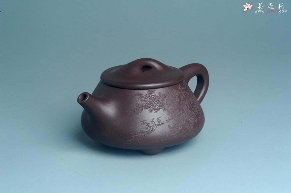 紫砂壶图片：实力派工艺师周斌 优质底槽青全手工精工 满瓢壶 张听钢装饰山水 好山一窗足 佳景四时宜 - 美壶网