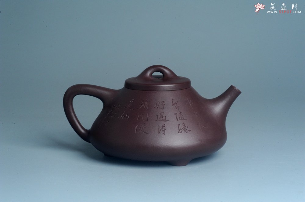 紫砂壶图片：实力派工艺师周斌 优质底槽青全手工精工 子冶石瓢壶 张听钢装饰人物 平生衣食随缘好 过得清闲便是仙 - 美壶网