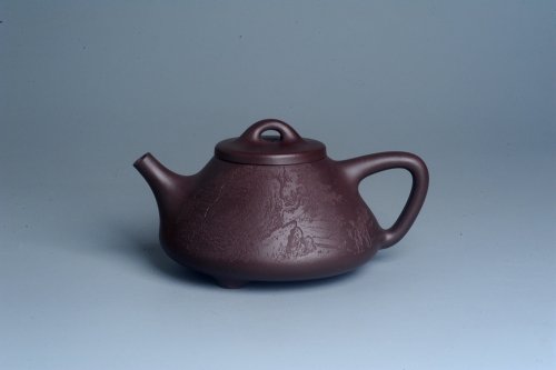 周斌紫砂壶 实力派助工周斌 优质底槽青全手工精工 子冶石瓢壶 张听钢精刻山水 青山似欲留人住  香茗何妨为客尝 原矿底槽清