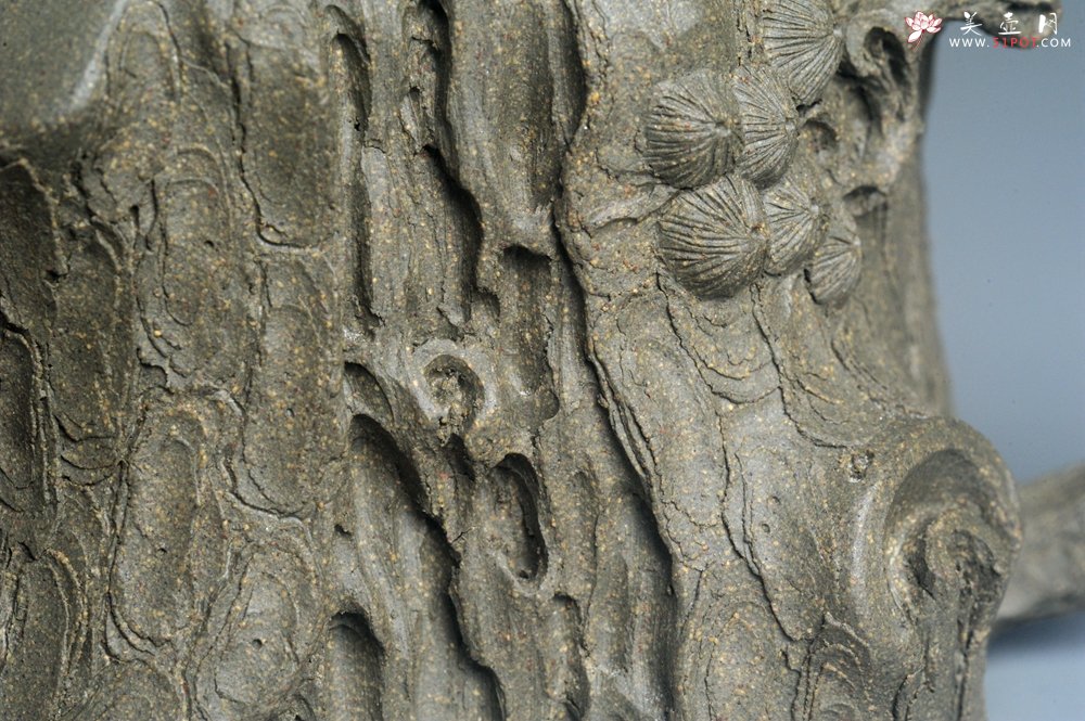 紫砂壶图片：潜力股赵老师 全手工青段松桩壶 松鼠跃然壶盖特有趣 肌理丰富 期待与您结缘 - 美壶网