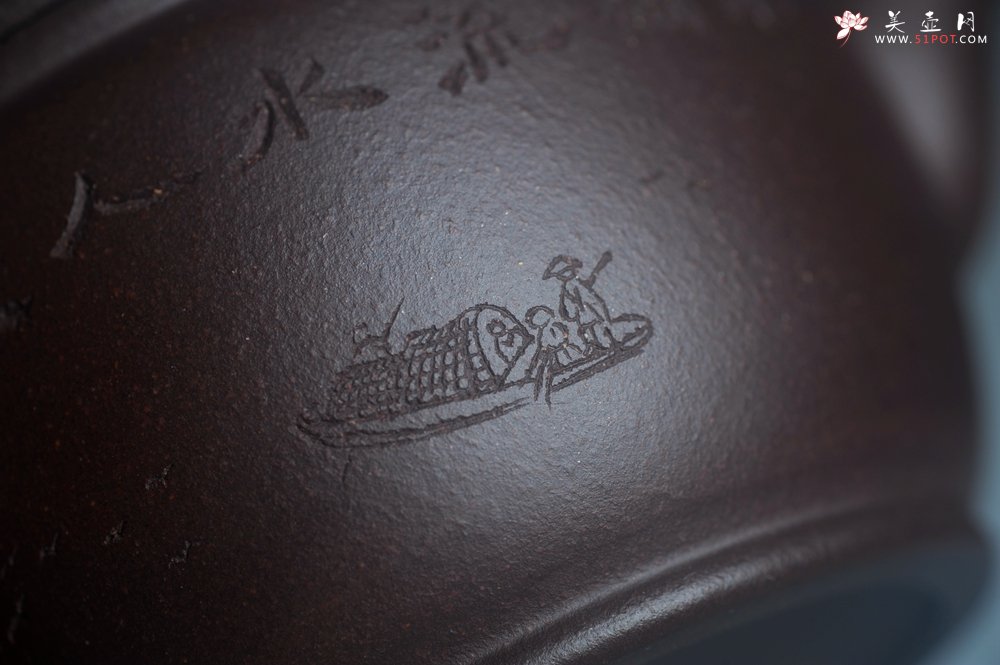 紫砂壶图片：美壶特惠 潜力股周学学老师 精工典范 精致老紫泥汉瓦壶 装饰镂空山水 特文气 - 美壶网