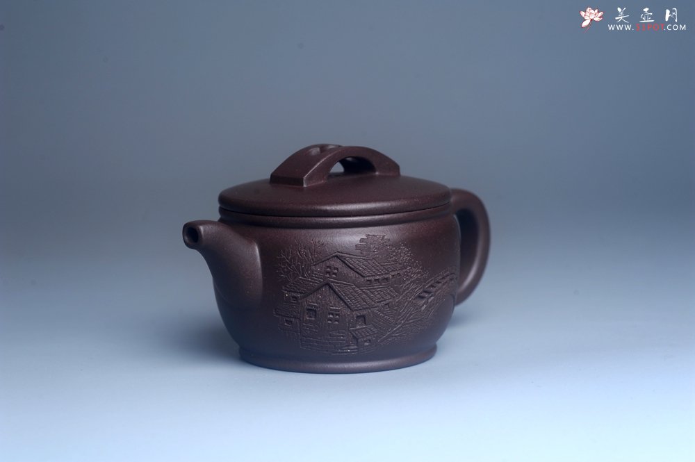 紫砂壶图片：美壶特惠 潜力股周学学老师 精工典范 精致老紫泥汉瓦壶 装饰镂空山水 特文气 - 美壶网