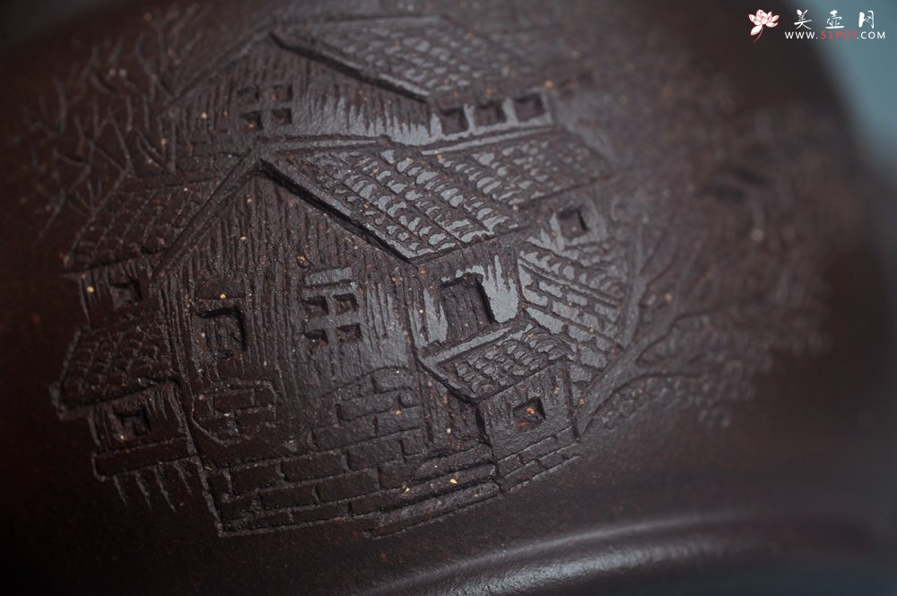 紫砂壶图片：美壶特惠 潜力股周学学老师 精工典范 精致老紫泥汉瓦壶 装饰镂空山水 特文气 - 美壶网