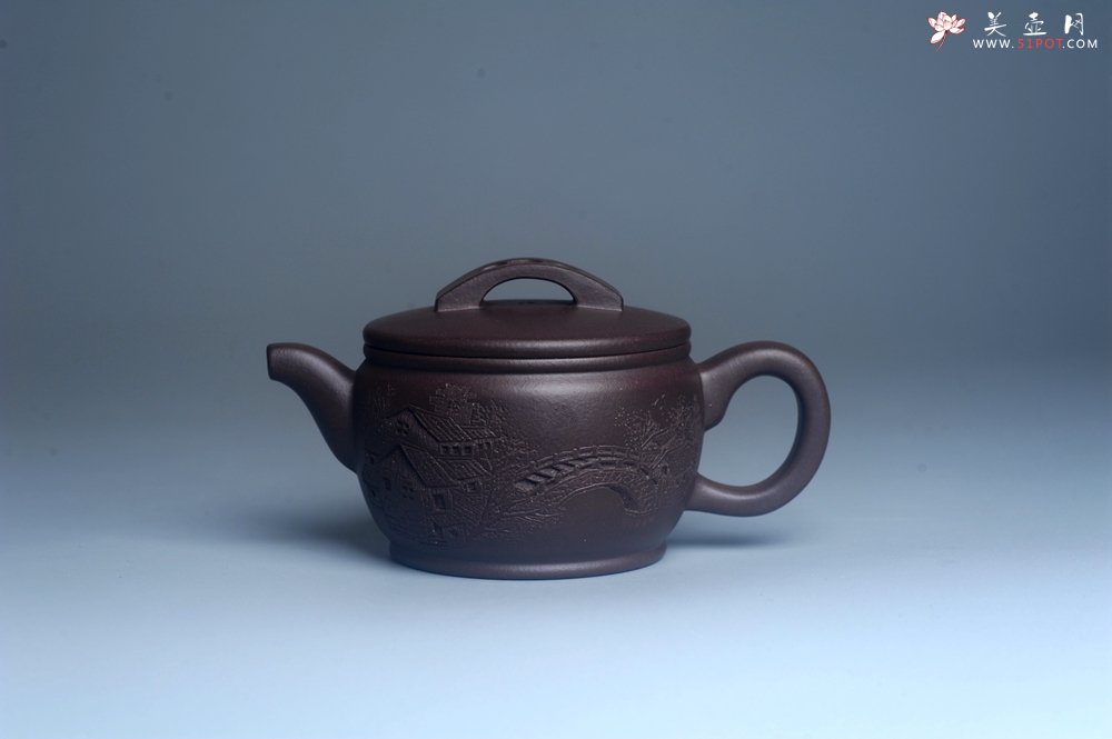 紫砂壶图片：美壶特惠 潜力股周学学老师 精工典范 精致老紫泥汉瓦壶 装饰镂空山水 特文气 - 美壶网