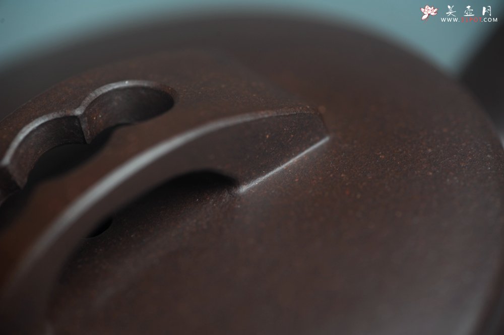 紫砂壶图片：美壶特惠 潜力股周学学老师 精工典范 精致老紫泥汉瓦壶 装饰镂空山水 特文气 - 美壶网