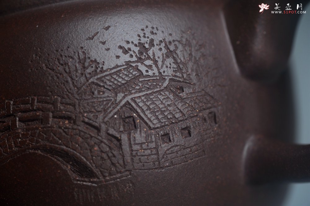 紫砂壶图片：美壶特惠 潜力股周学学老师 精工典范 精致老紫泥汉瓦壶 装饰镂空山水 特文气 - 美壶网