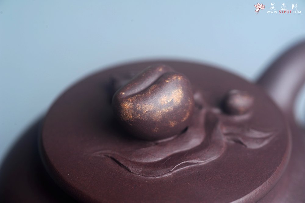 紫砂壶图片：实力派工艺师周斌优质底槽清全手工精工 原创寿桃壶 陶兴双刀装饰 福如东海长流水 寿比南山不老松 特文 - 美壶网