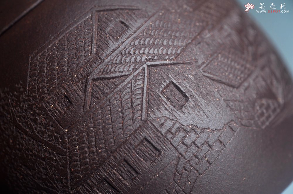 紫砂壶图片：美壶特惠 超精致老紫泥秦权壶 立体雕刻山水 特文气 - 美壶网