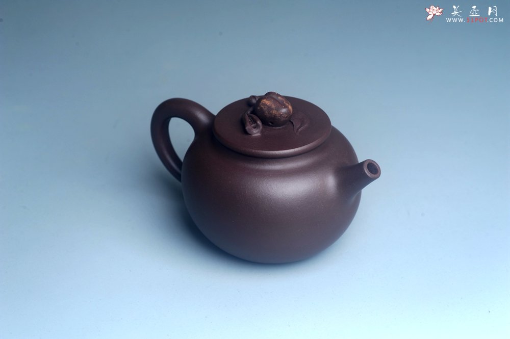 紫砂壶图片：实力派工艺师周斌优质底槽清全手工精工 原创寿桃壶 陶兴双刀装饰 福如东海长流水 寿比南山不老松 特文 - 美壶网