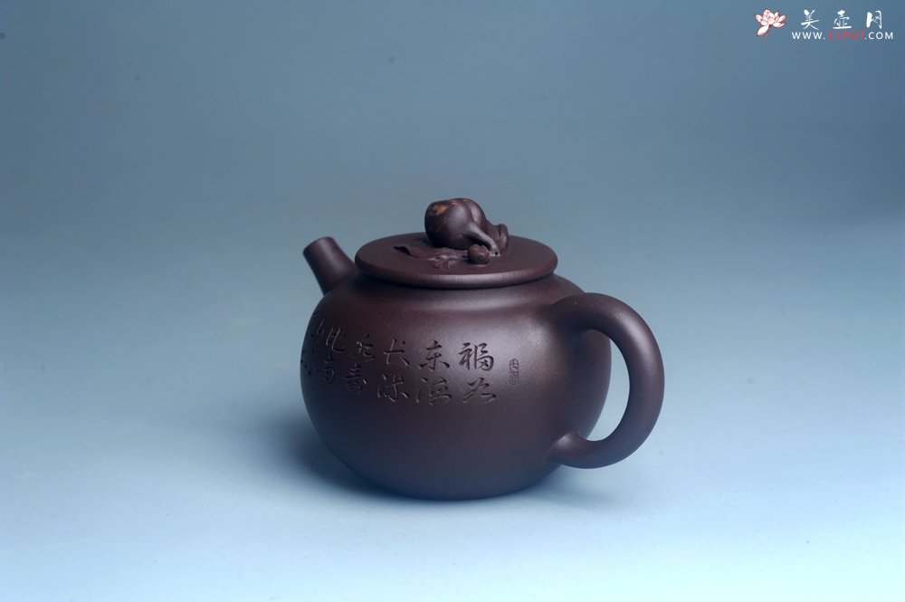 紫砂壶图片：实力派工艺师周斌优质底槽清全手工精工 原创寿桃壶 陶兴双刀装饰 福如东海长流水 寿比南山不老松 特文 - 美壶网