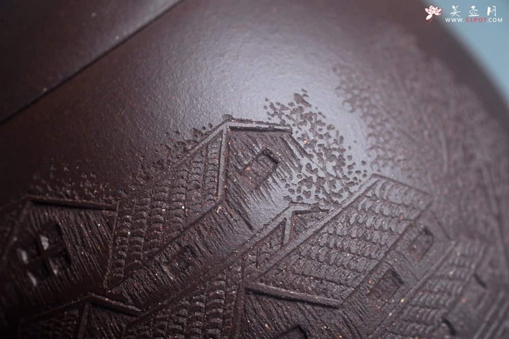 紫砂壶图片：美壶特惠 超精致老紫泥秦权壶 立体雕刻山水 特文气 - 美壶网