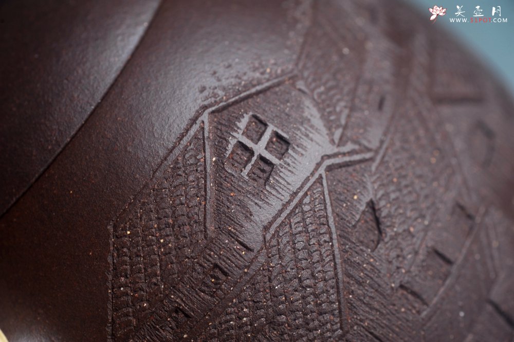 紫砂壶图片：美壶特惠 超精致老紫泥秦权壶 立体雕刻山水 特文气 - 美壶网