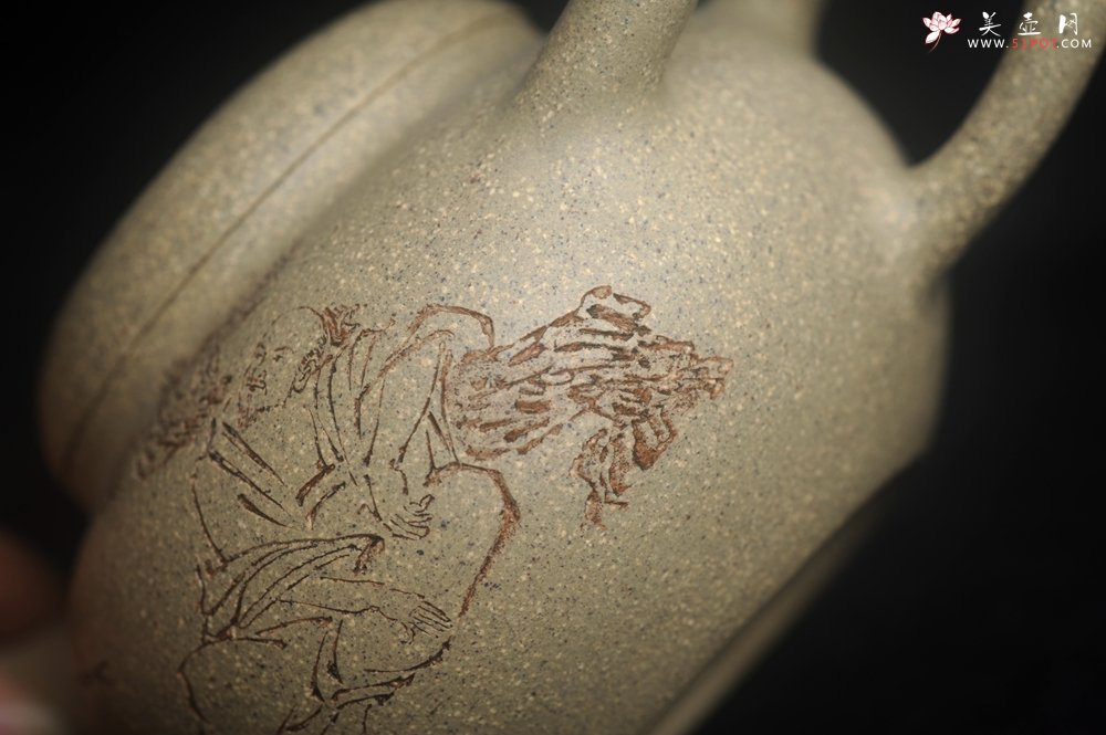 紫砂壶图片：实力派工艺师周斌 极品芝麻段泥 原创全手工牛韵壶 松涛烹雪醒诗梦 竹院浮烟荡俗尘 - 美壶网