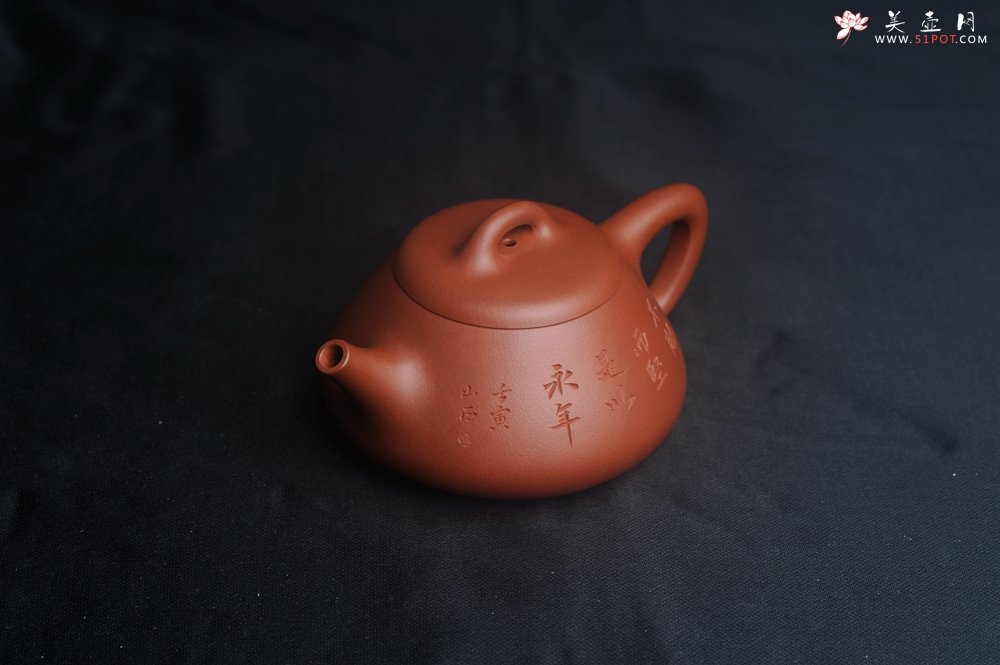 紫砂壶图片：潜力股周小培老师 老师家藏黄龙山一号井小红泥 全手工曼生石瓢 不肥而坚是以永年 - 美壶网
