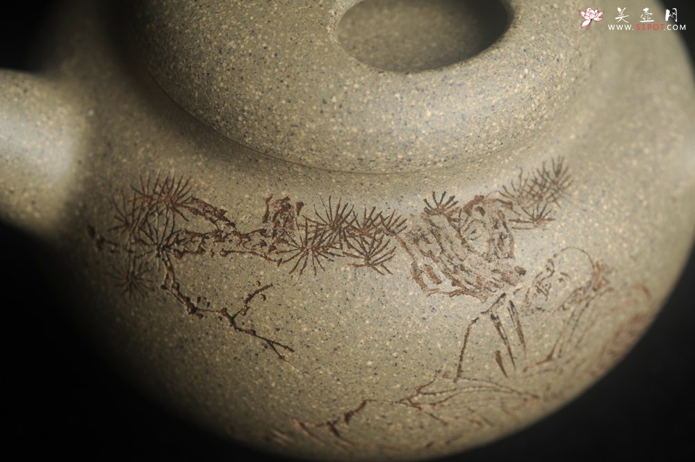 紫砂壶图片：实力派工艺师周斌 极品芝麻段泥 原创全手工牛韵壶 松涛烹雪醒诗梦 竹院浮烟荡俗尘 - 美壶网